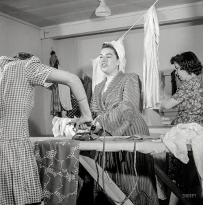 Doing Laundry, 1941. Foto von Esther Bubley.