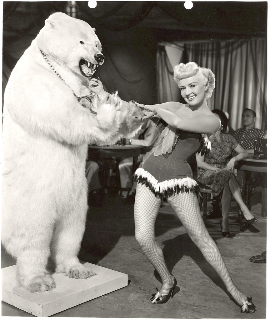 Betty Grable mit Eisbär
