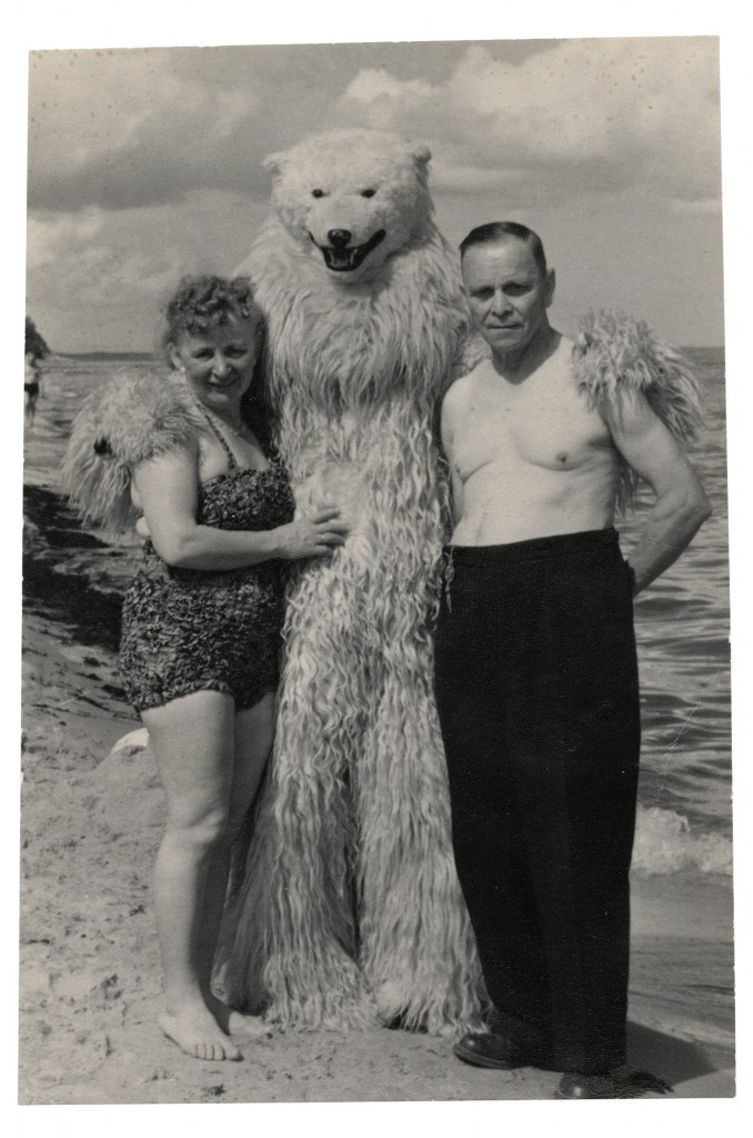 Die Sonne, der Strand, und... der Eisbär. | Foto: Jean-Marie Donat Collection